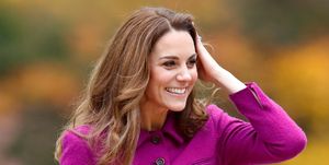 kate middleton in een paarse jas, lachend