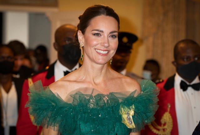 The Duchess of Cambridge borrowed the Queen's jewellery for state ...