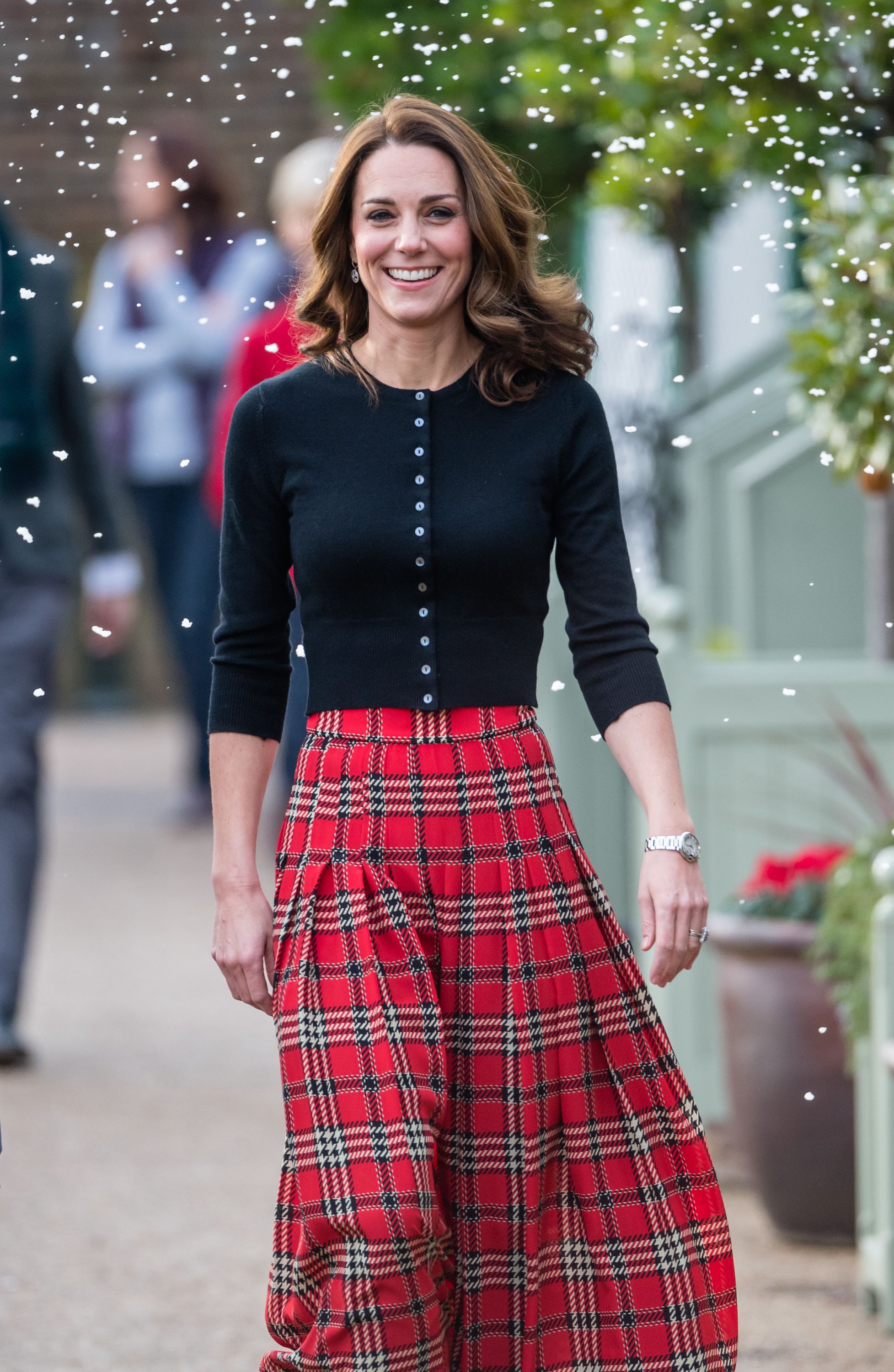Kate Middleton el look perfecto para de Navidad - Kate Middlton elige una falda midi con estampado tartán rojo para su primera fiesta de Navidad en Kensington Palace