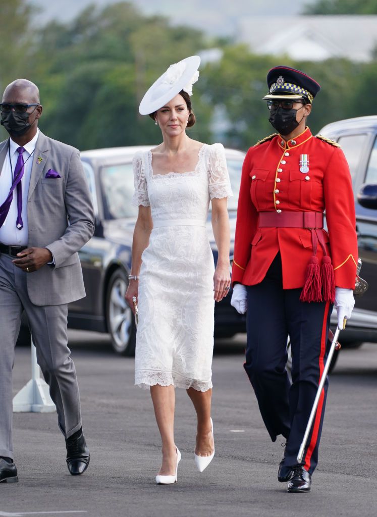 威廉凱特疫情後首次出訪！凱特王妃身著「純白蕾絲洋裝」優雅復刻英國女王經典造型