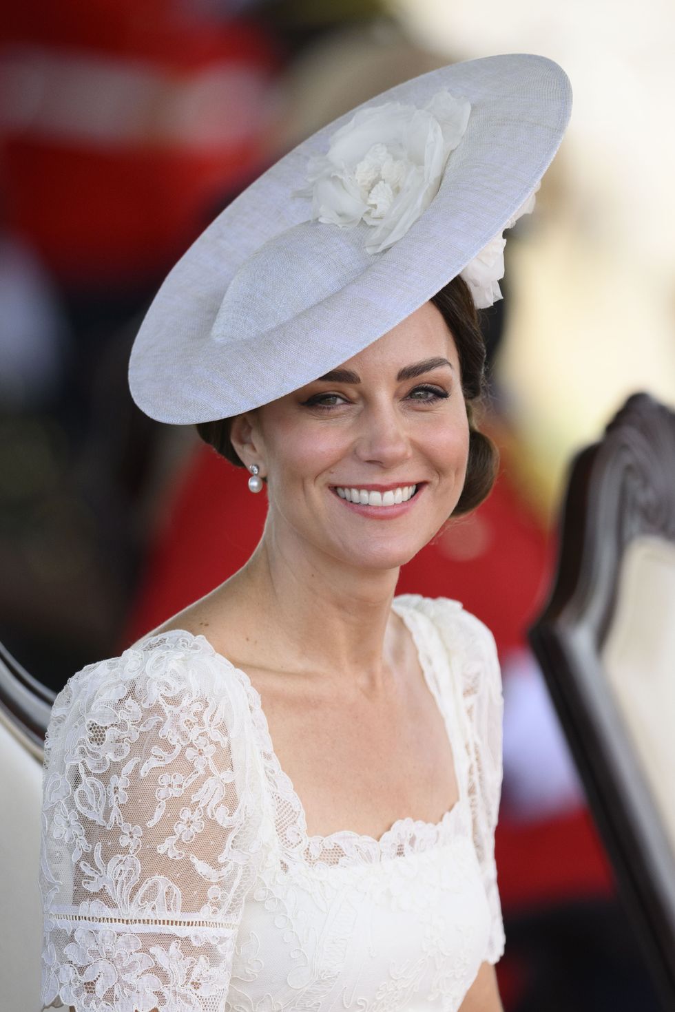 威廉凱特疫情後首次出訪！凱特王妃身著「純白蕾絲洋裝」優雅復刻英國女王經典造型