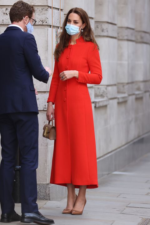 kate outside the national portrait gallery﻿