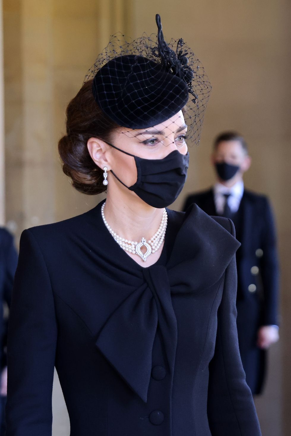 英國皇室成員的珠寶日常！英國女王、王妃不離身的經典珍珠造型