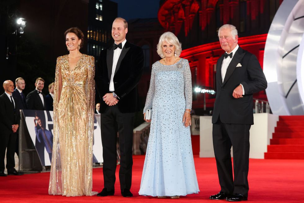 凱特王妃疫情後首度現身紅毯！身著金色亮片刺繡禮服成《007：生死交戰》首映會最美焦點