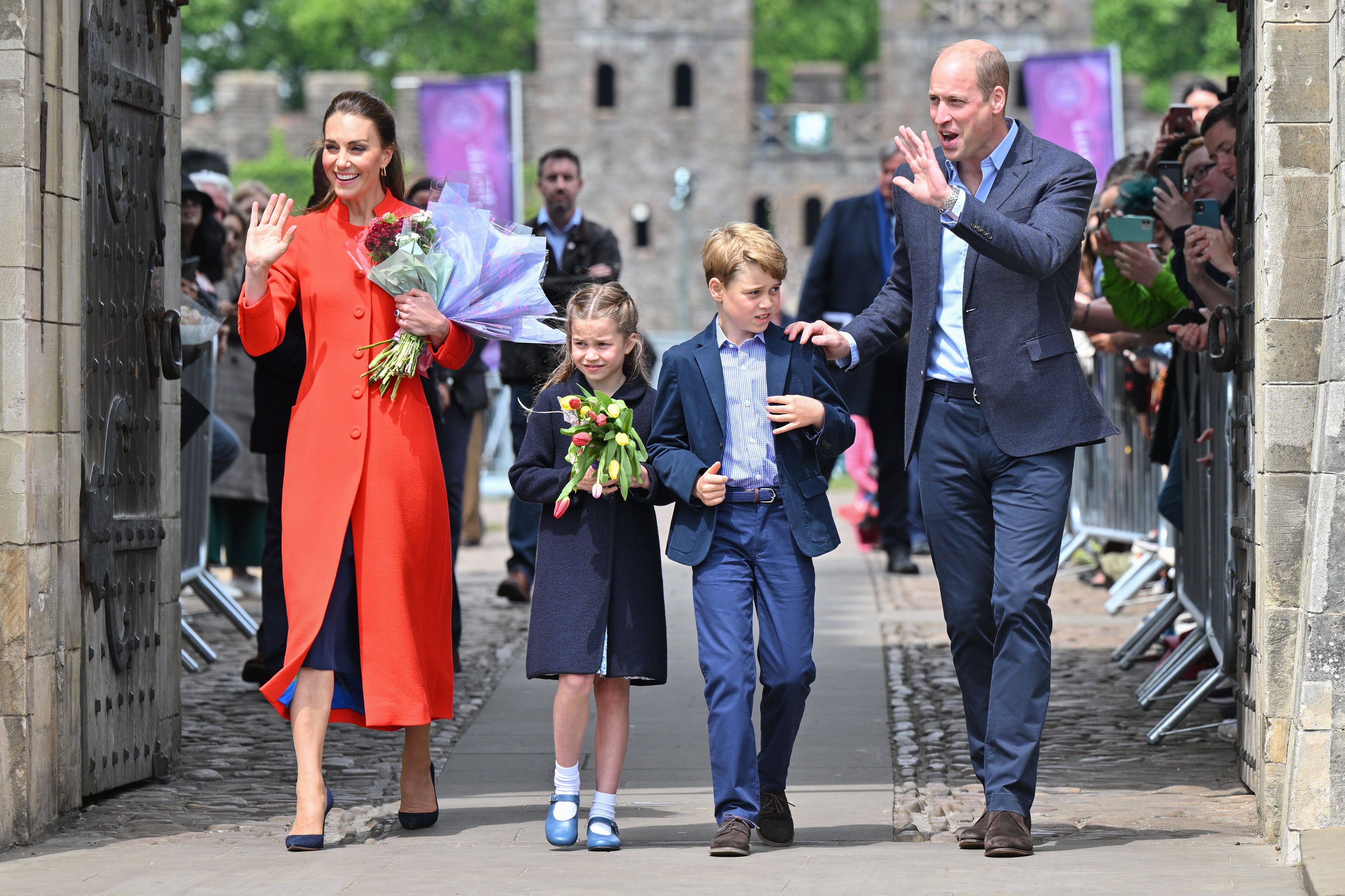 ジョージ王子とシャーロット王女、ウェールズをサプライズ訪問 