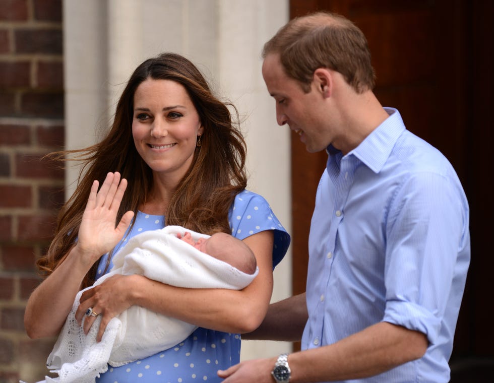 the duke and duchess of cambridge leave the lindo wing with their newborn son