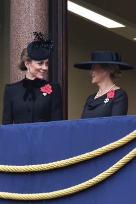 la princesa de gales y la duquesa de edimburgo, de negro, hablan en el domingo del recuerdo