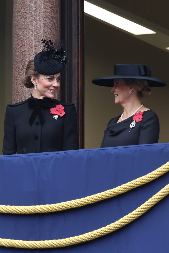 la princesa de gales y la duquesa de edimburgo, de negro, hablan en el domingo del recuerdo