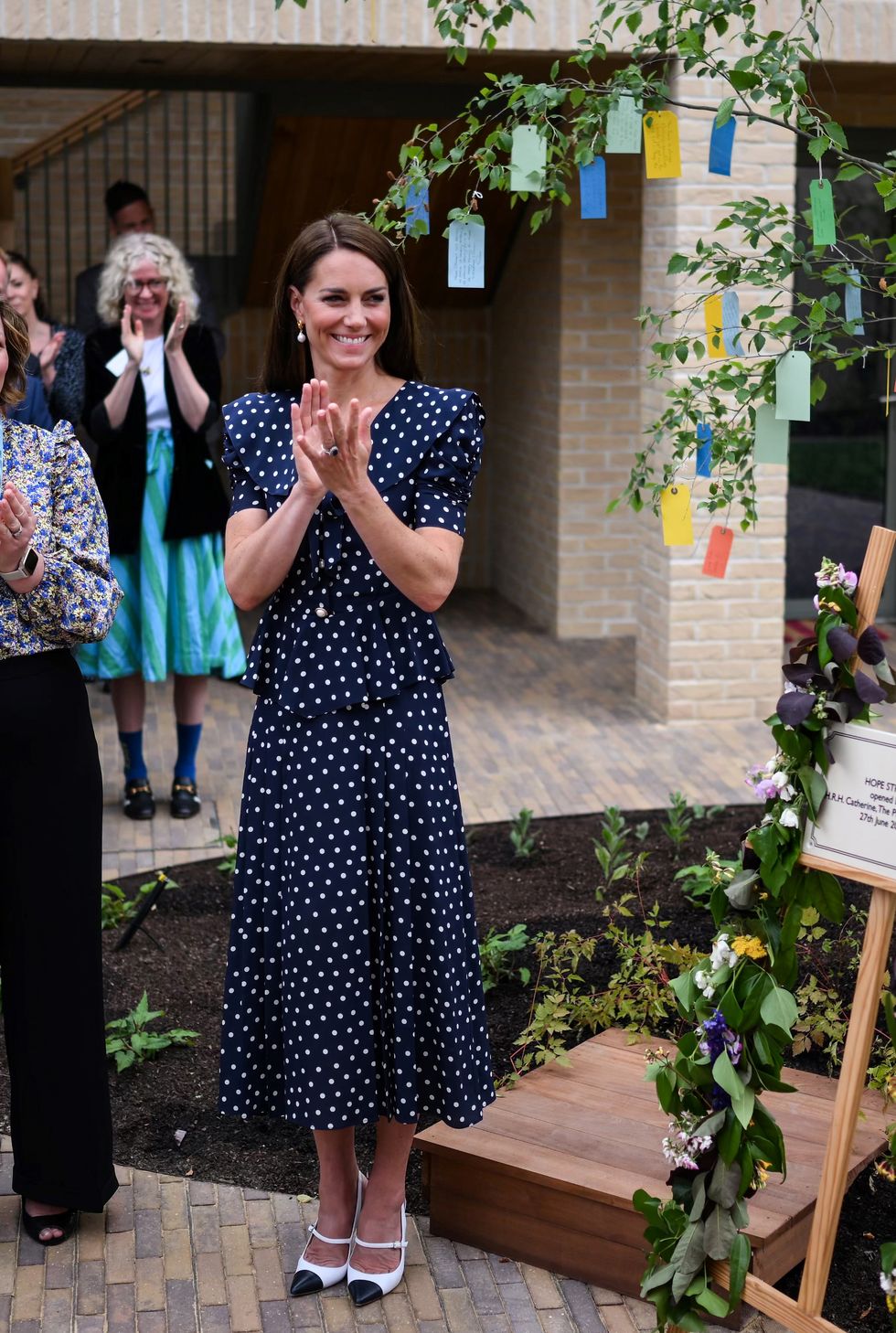 凱特王妃穿搭根本「圓點控」！跟英國皇室學圓點洋裝的優雅穿搭法、同款品牌推薦