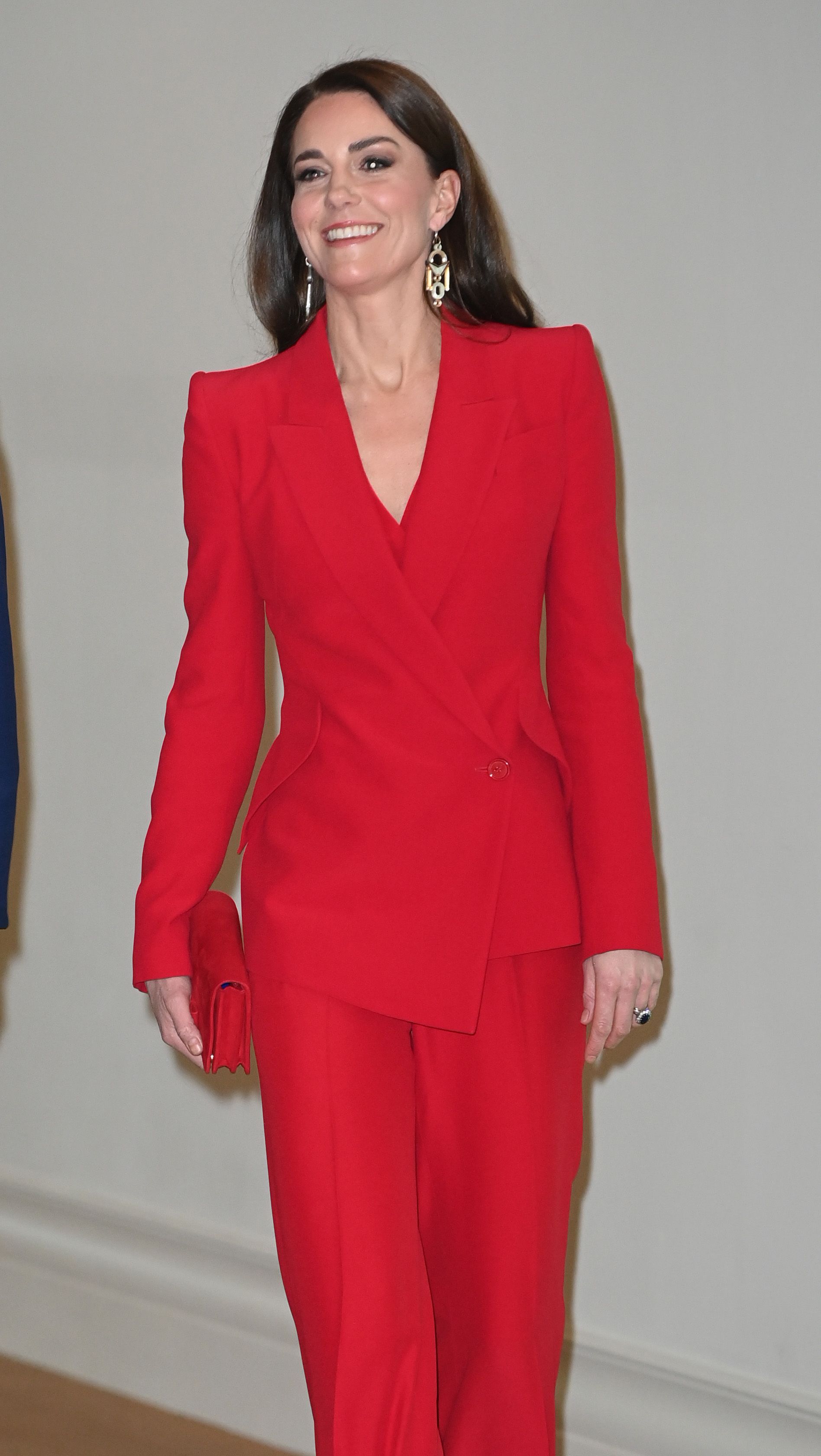 キャサリン妃、胸もとの開いた真っ赤なスーツスタイルで公務へ｜ハーパーズ バザー（Harper's BAZAAR）公式