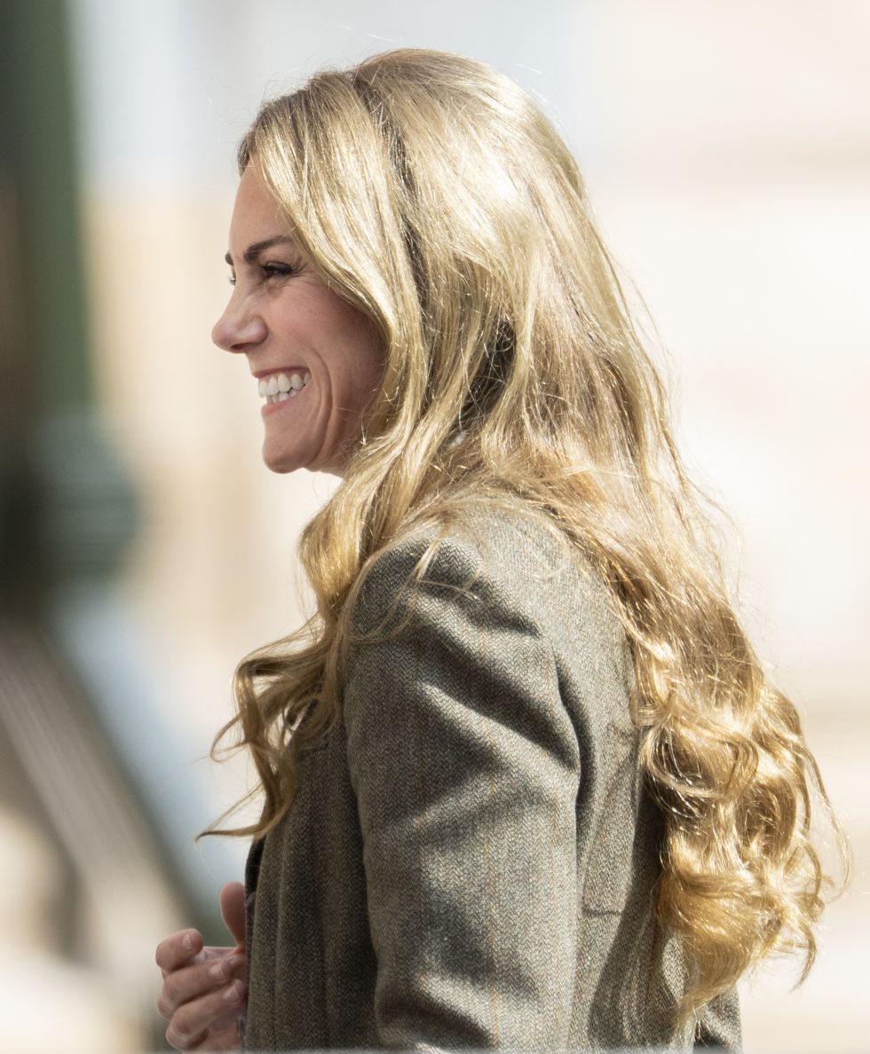 o príncipe e a princesa de Gales visitam os jardins do museu de história nacional