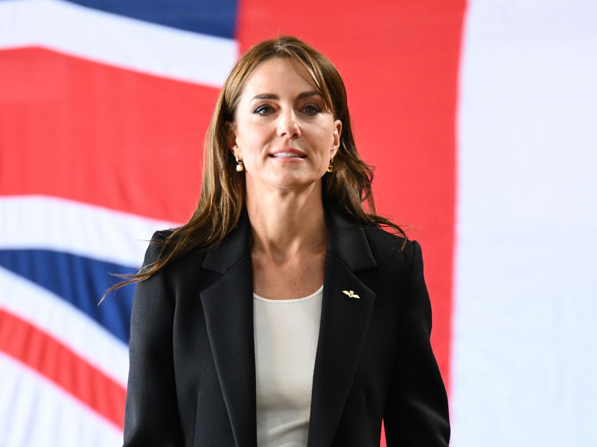 Mojada por la lluvia y con chaqueta Barbour: el look más terrenal de Kate  Middleton