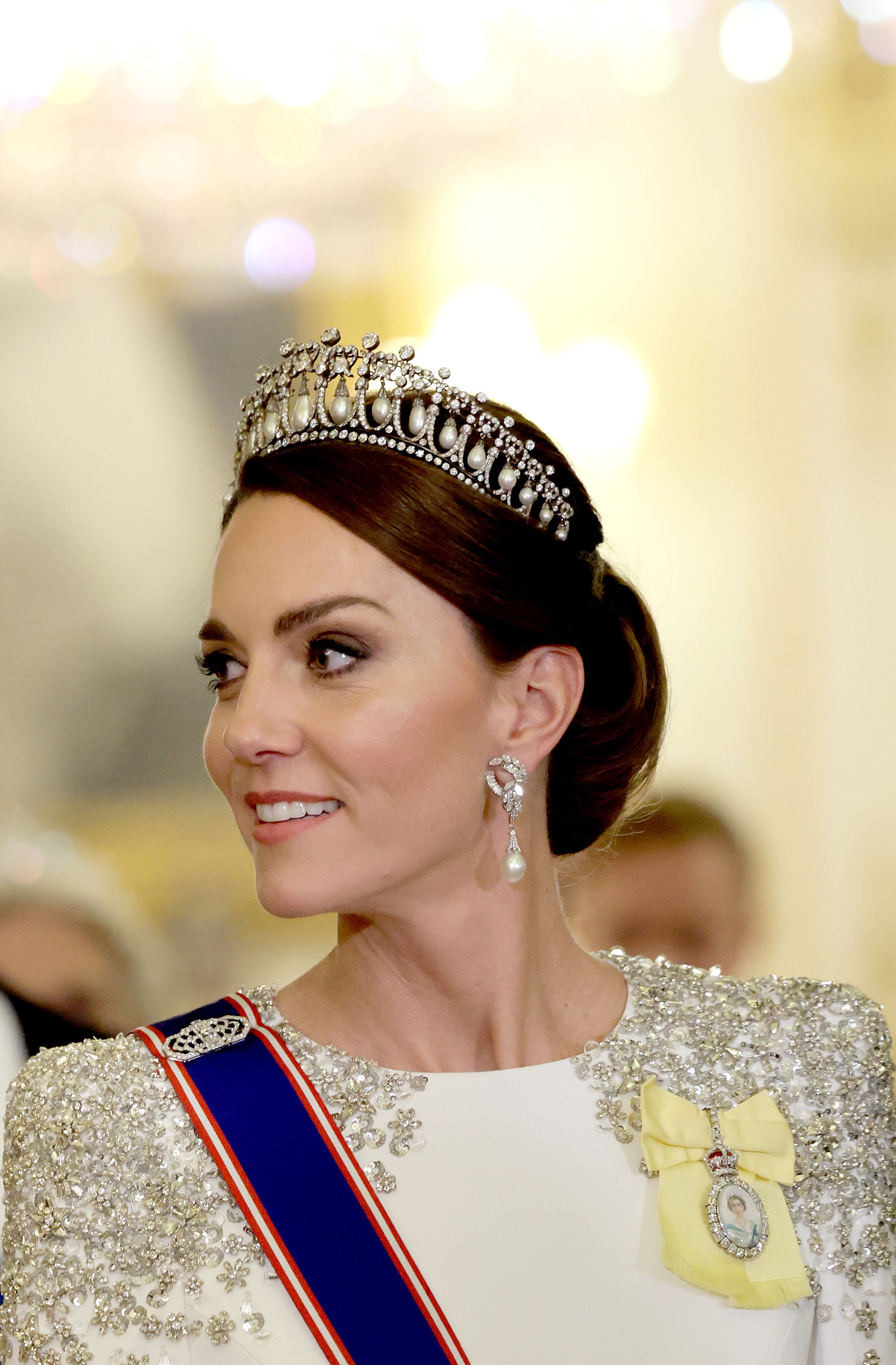 キャサリン皇太子妃、3年ぶりの公式晩餐会に出席 ダイアナ元妃が