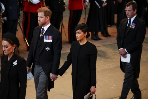 the coffin carrying queen elizabeth ii is transferred from buckingham palace to the palace of westminster