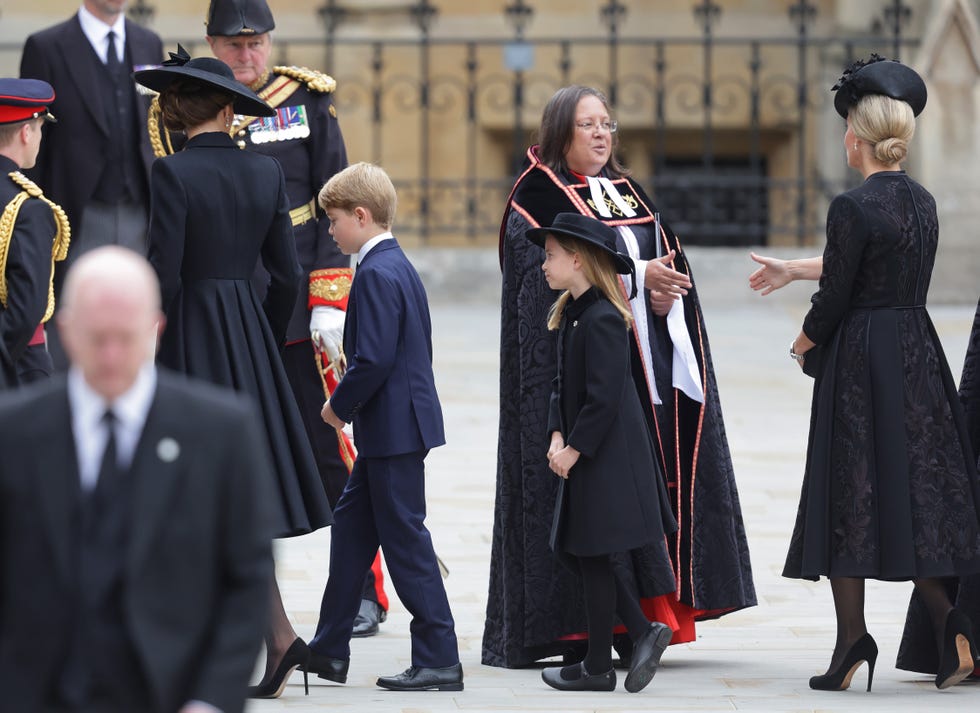 jorge y carlota, hijos del príncipe guillermo y kate middleton, a su llegada al funeral de la reina isabel ii