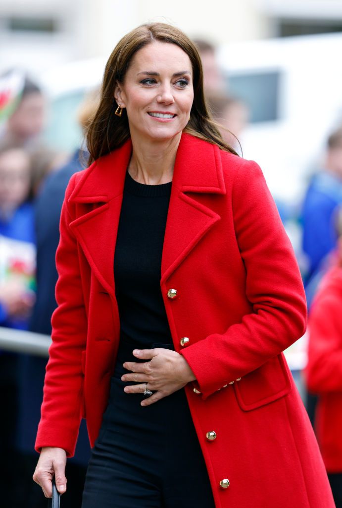 キャサリン皇太子妃、鮮烈な赤のコートでウェールズ公妃として初の公務 ...