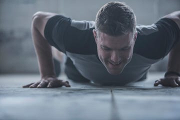 hombre haciendo un burpee