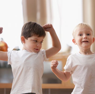 niños fuertes felices