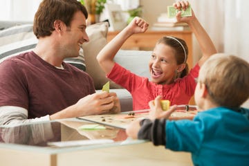 familia jugando a un juego de mesa juntos