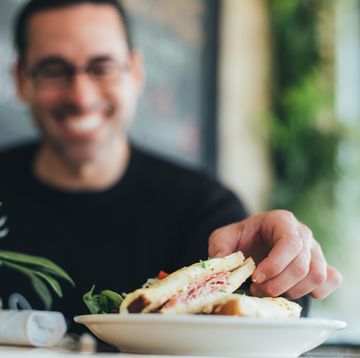 hombre tomando un desayuno