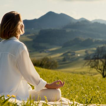 mujer meditando en el campo