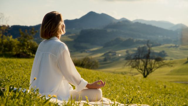 mujer meditando en el campo