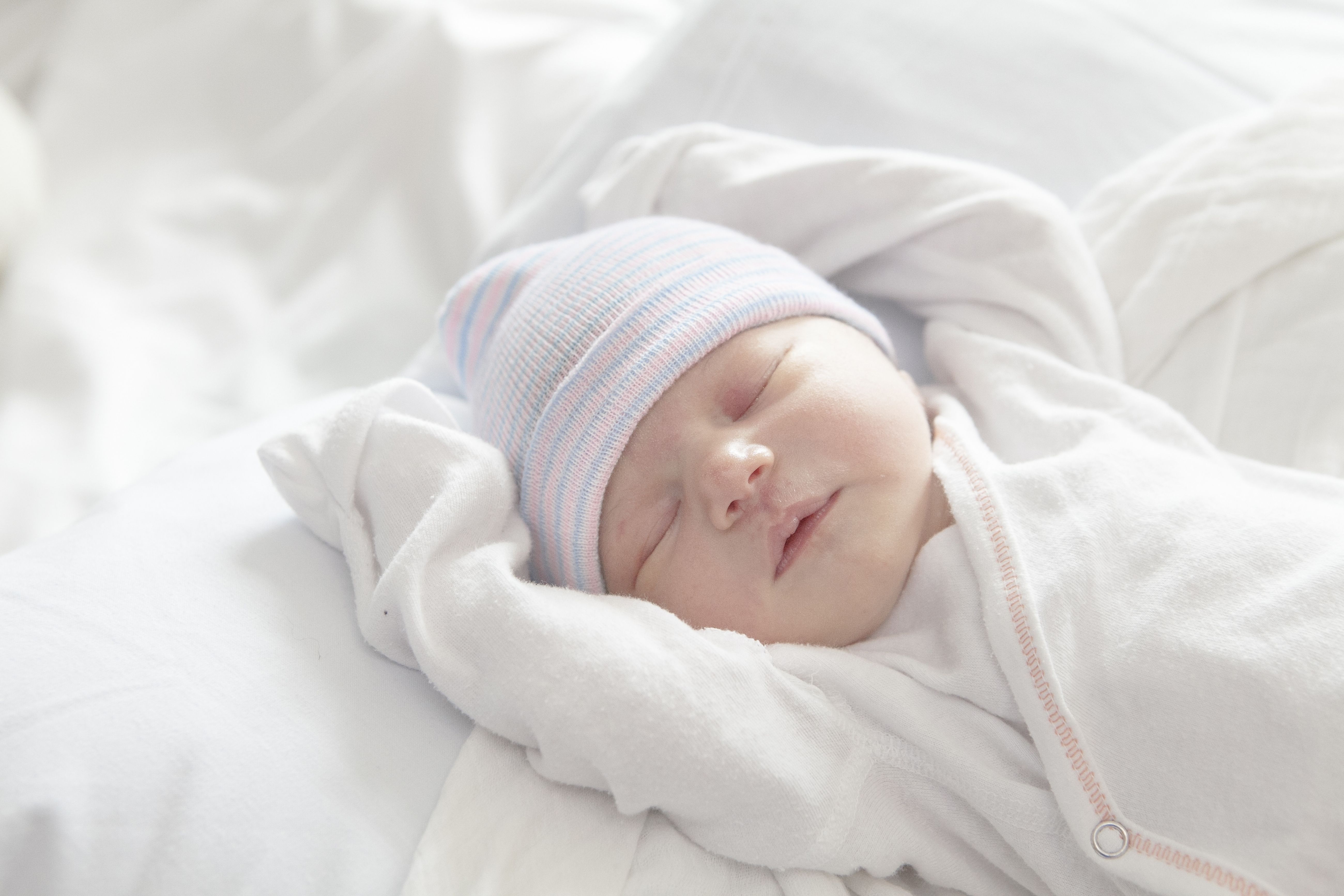 Cuando vayas a colocar Otostick Bebé, es aconsejable hacerlo mientras el  bebé duerme, ya que de esta manera te será más fácil hacerlo de la…