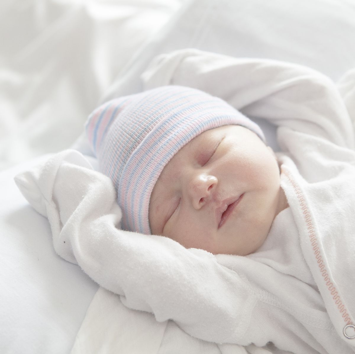 Por qué el gorro para los recién nacidos tiene sentido solo para las fotos