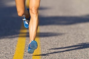 vrouw aan het hardlopen op het asfalt