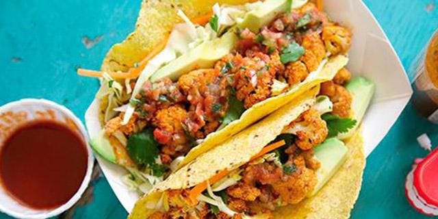 tacos de coliflor asada con ensalada de col y cilantro