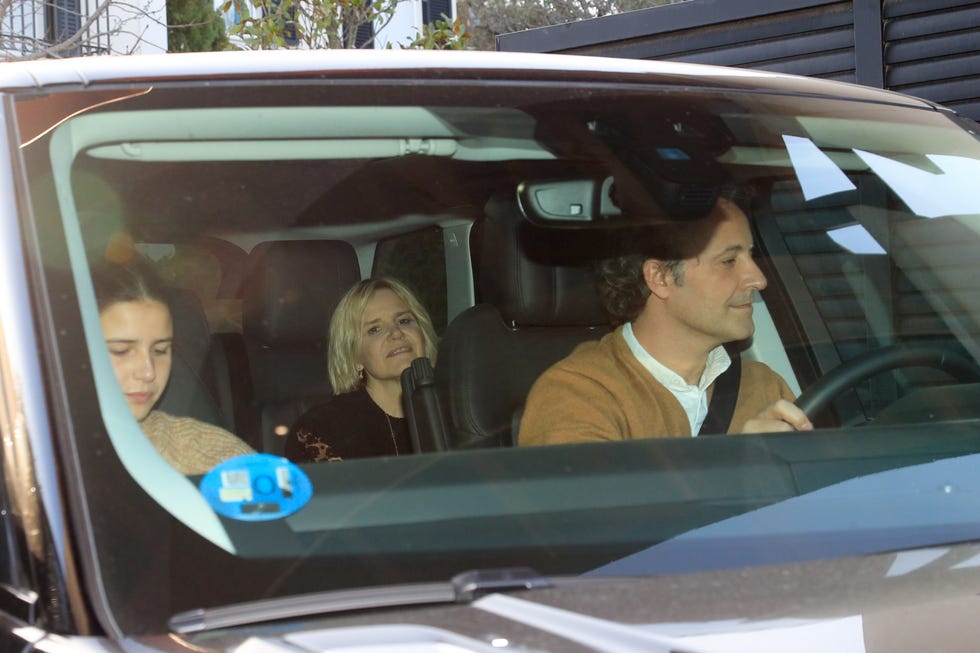 Eugenia Martínez de Irujo, Narcís rebollo y Tana Rivera entrando en casa de María Teresa Campos