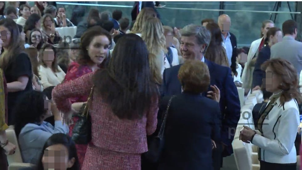 cayetano martinez de irujo y barbara mirjan reaparecen juntos en los premios solidaridad 2025 de la revista telva con un beso y un abrazo tras su pelea