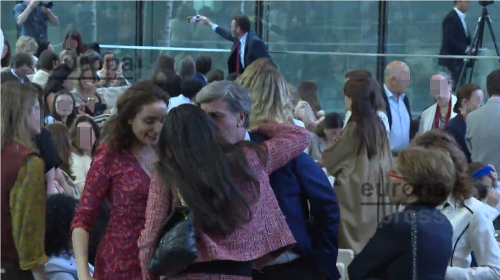 cayetano martinez de irujo y barbara mirjan reaparecen juntos en los premios solidaridad 2025 de la revista telva con un beso y un abrazo tras su pelea