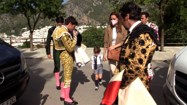 eva gonzález y su hijo en los preparativos de los toreros