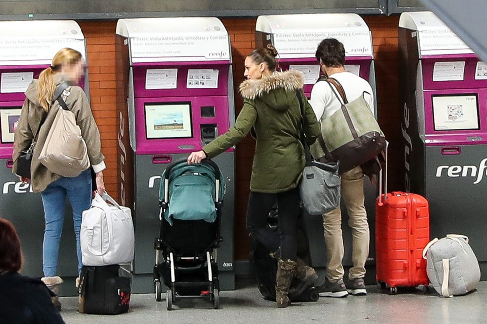 Eva González y Cayetano Rivera se van de viaje en medio de la polémica