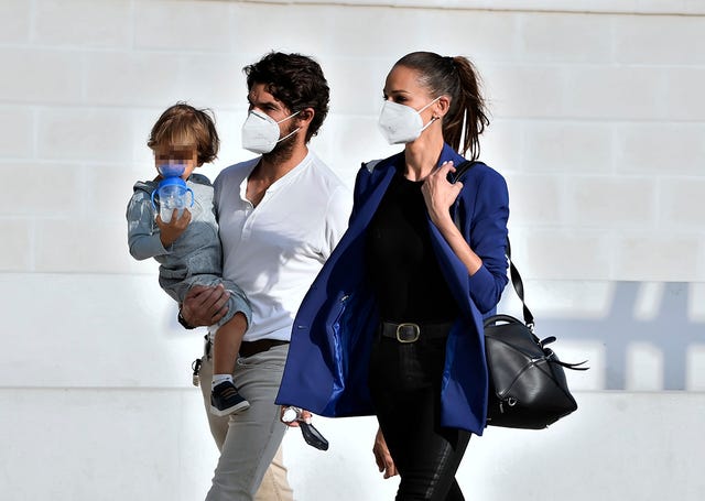 cayetano rivera y eva gonzález pasean por las calles de sevilla con su hijo cayetano en septiembre de 2020