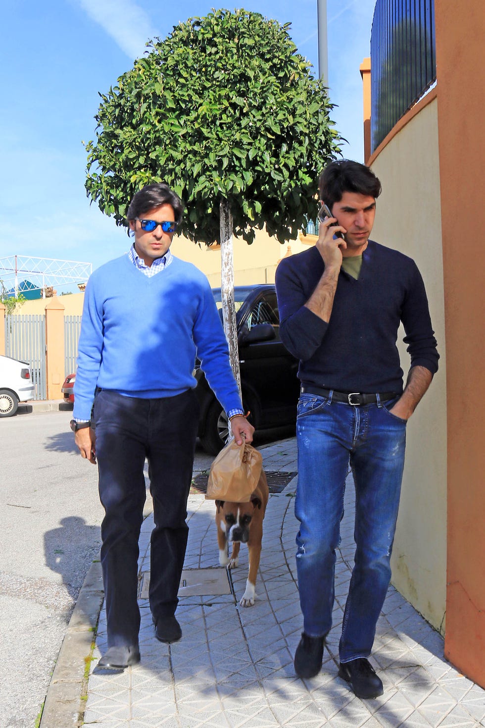﻿los hermanos cayetano rivera y fran rivera, en una foto de archivo juntos por la calle