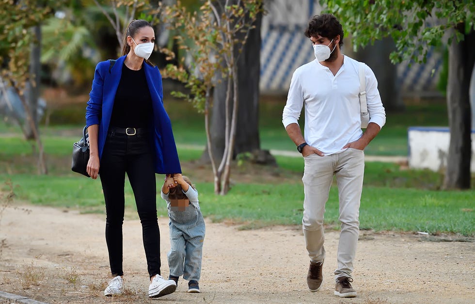 eva gonzález y cayetano rivera visitan el acuario de sevilla con su hijo una divertida jornada en la que el pequeño cayetano se convirtió en el gran protagonista
