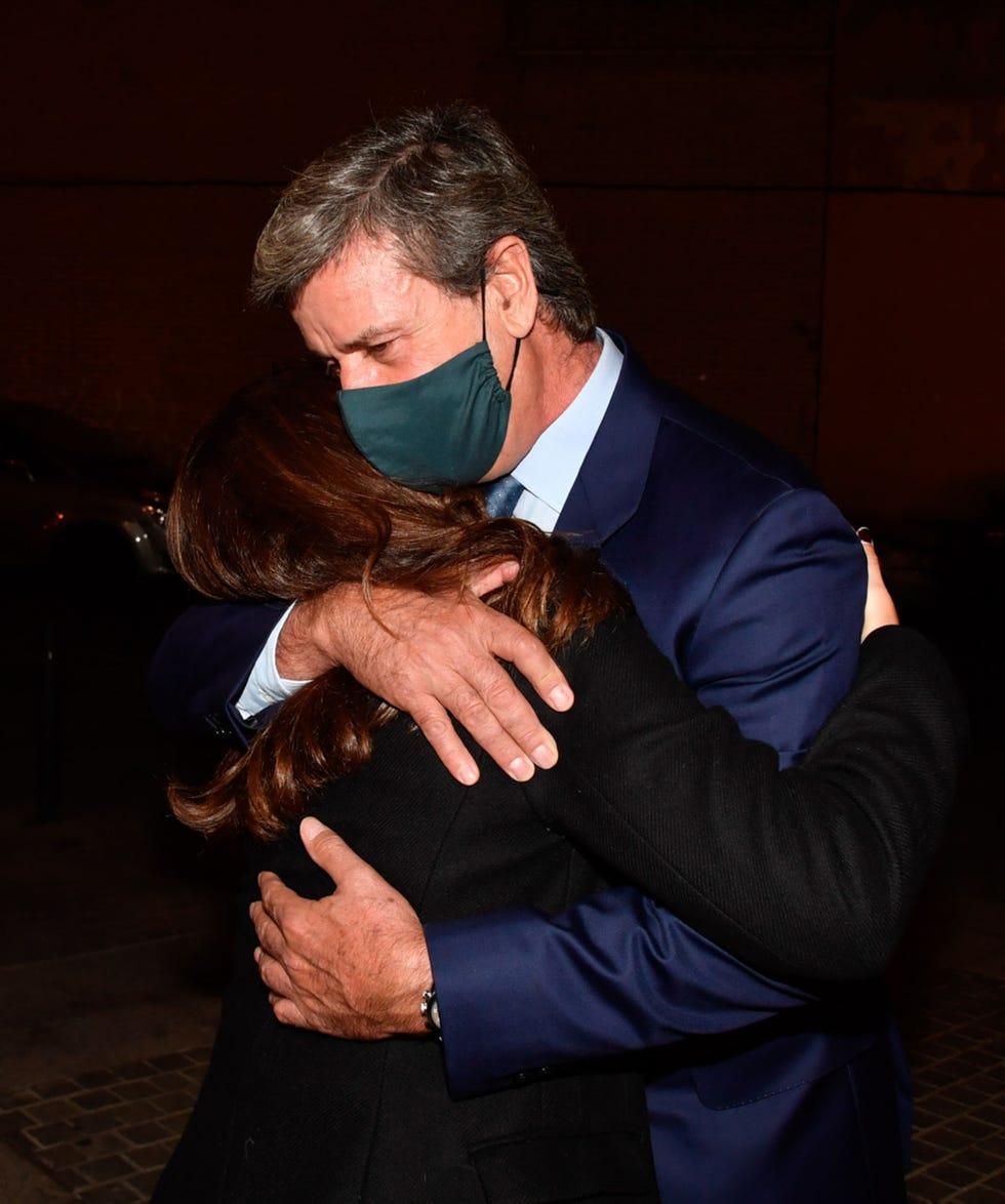 el conde de salvatierra y la hija de eugenia martínez de irujo se abrazan en la misa homenaje por la duquesa de alba
