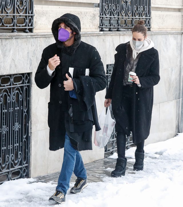 cayetano rivera y eva gonzález pasean bajo la nieve caída en madrid