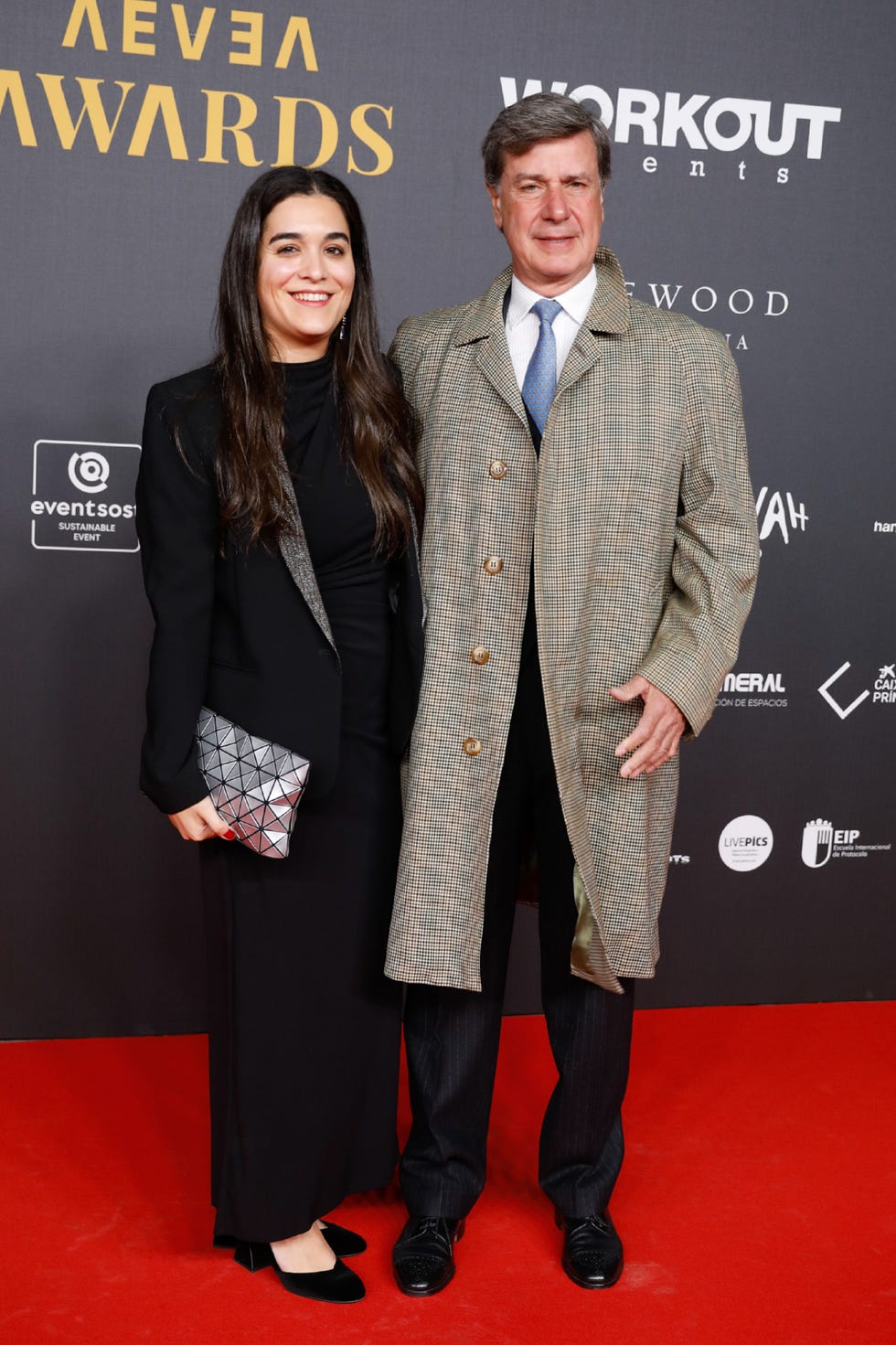 la pareja posa feliz en una entrega de premios
