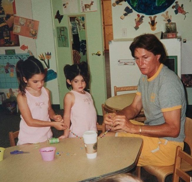 Kendall y Kylie en su infancia con Caitlyn Jenner cuando era Bruce Jenner