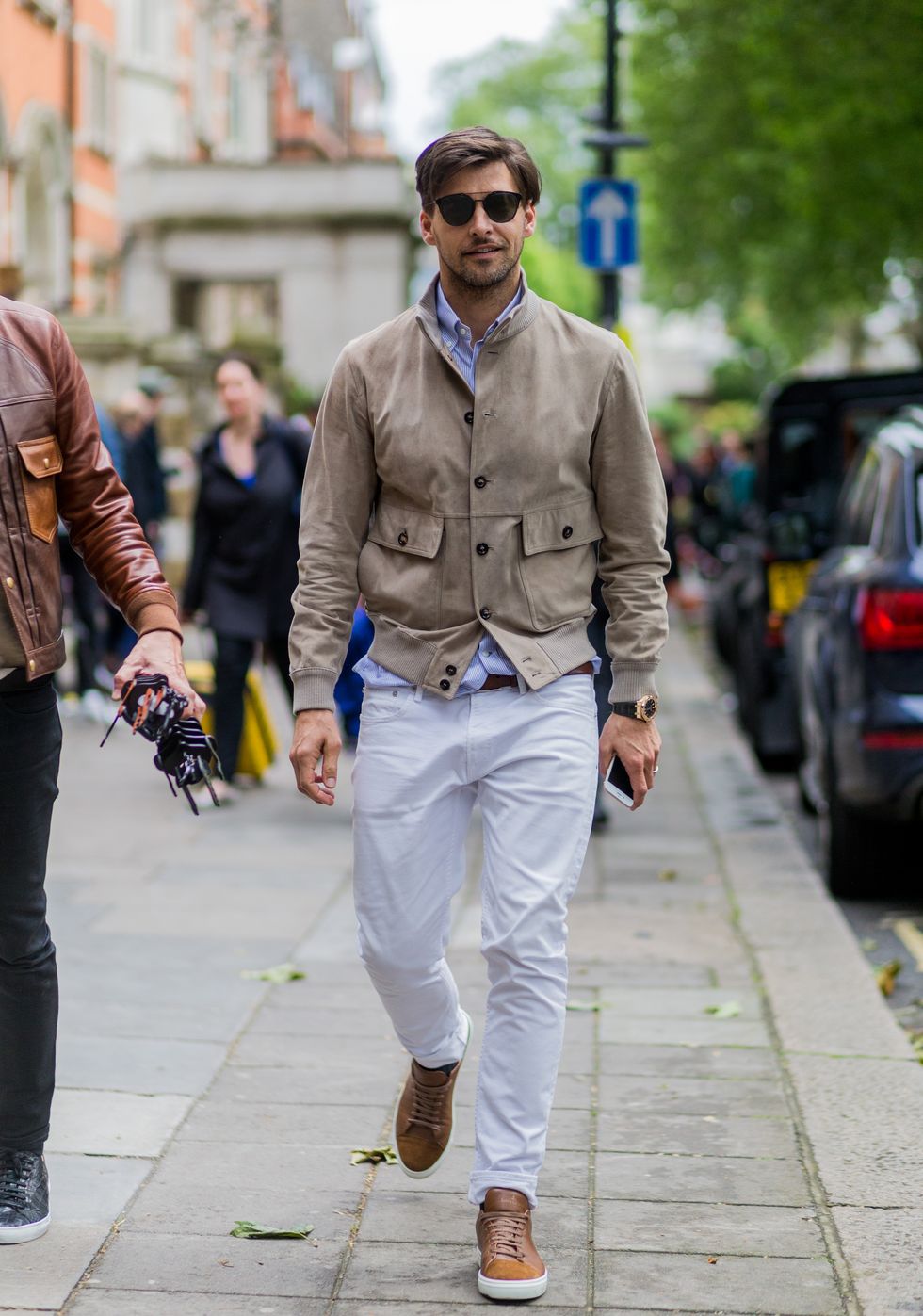 Disfruta un domingo con estilo: 3 looks con pantalón blanco