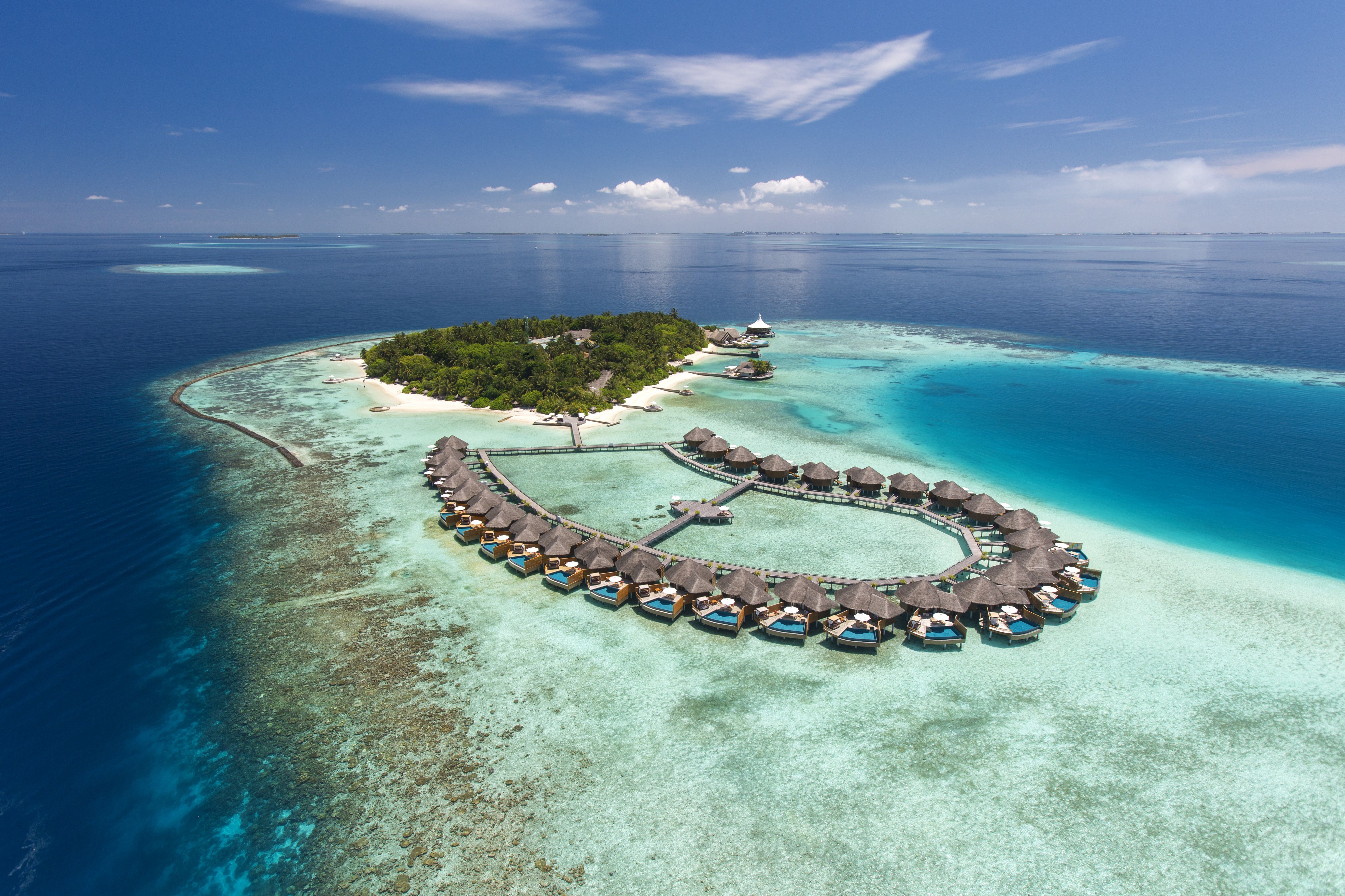 https://hips.hearstapps.com/hmg-prod/images/cbaros-maldives-aerial-view-hr-3-1560881753.jpg