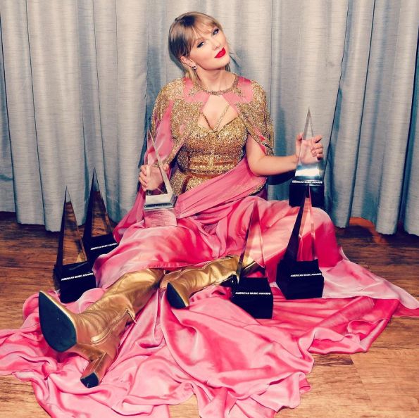 【2020 amas】泰勒絲再奪年度藝人獎，蟬聯獲獎最多女歌手！全美音樂獎5大兩點＋完整得獎名單
