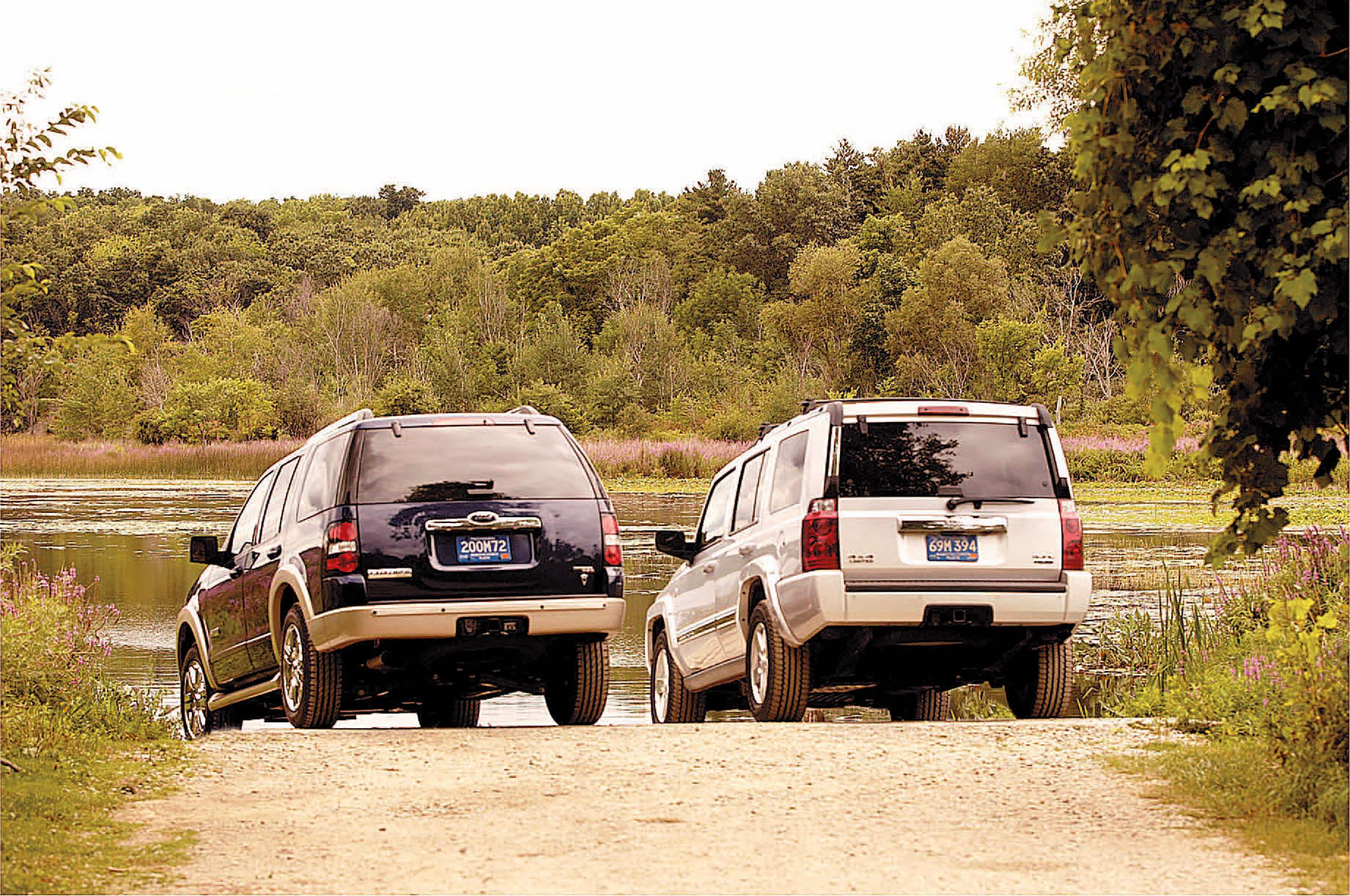 2006 Ford Explorer vs. Jeep Commander Photos