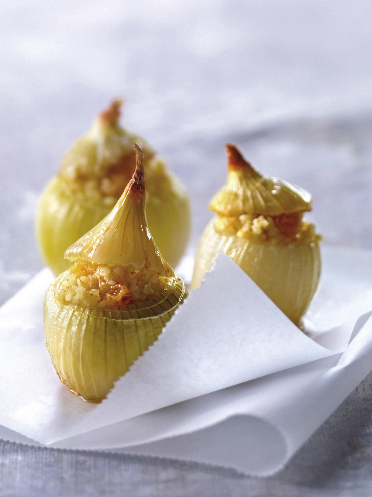 cebollas rellenas de bulgur y pasas