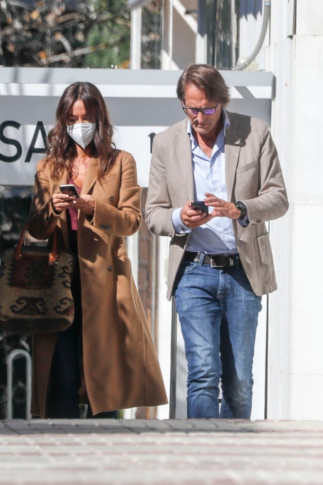 cecilia gómez y marco vricella, que miran sus respectivos móviles en las calles de toledo, se van a vivir juntos