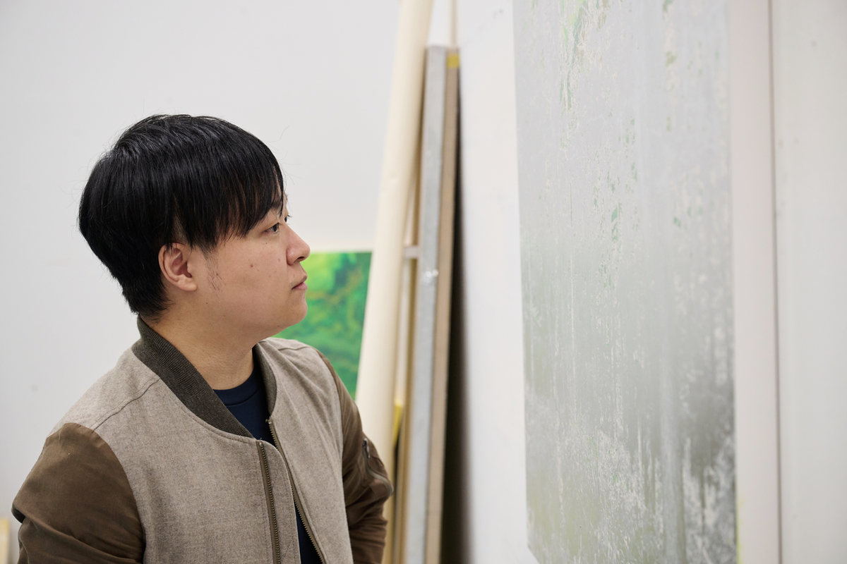 【注目アーティストfile.16】箔の“移ろい”が誘う世界――能條雅由