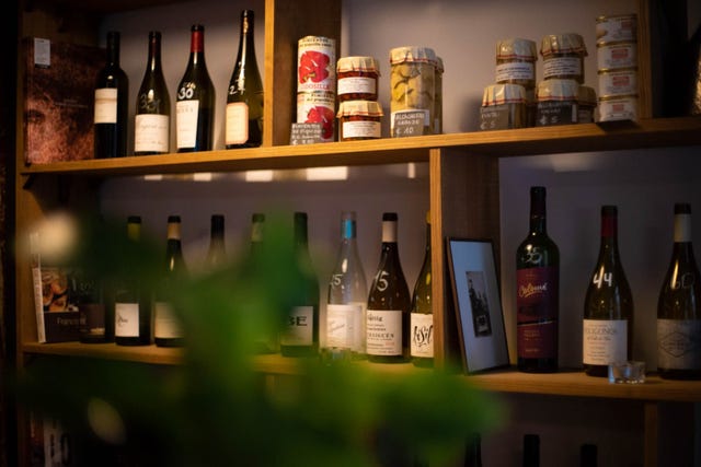 El 'wine bar' en el centro de Madrid con vinos naturales de todo el ...